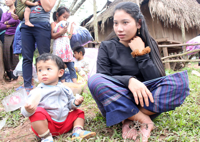 Cùng mẹ chờ nhận quà Tết yêu thương