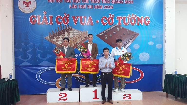 Ban tổ chức trao giải toàn đoàn ở bộ môn cờ tướng: nhất Đồng Hới, giải nhì Quảng Ninh, giải ba Lệ Thủy