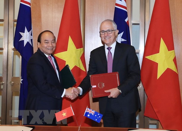 Thủ tướng Nguyễn Xuân Phúc và Thủ tướng Australia Malcolm Turnbull ký tuyên bố chung về thiết lập quan hệ Đối tác chiến lược Việt Nam-Australia. (Ảnh: Thống Nhất/TTXVN)