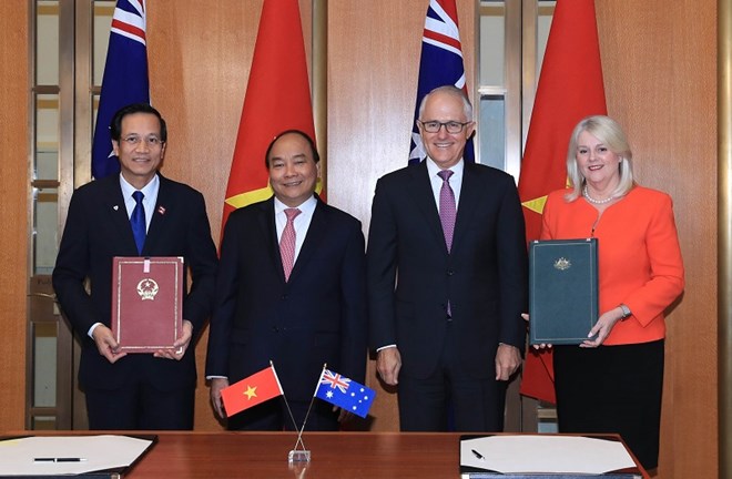 Thủ tướng Australia Malcolm Turnbull và Thủ tướng Nguyễn Xuân Phúc chứng kiến lễ ký các thỏa thuận hợp tác giữa các bộ, ngành hai nước. (Ảnh: Thống Nhất/TTXVN)