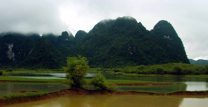 Một góc hồ Yên Phú.