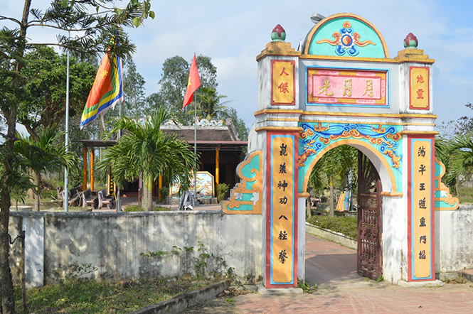 Điện thờ Thượng thư Đại hành khiển, Thành hoàng Trần Bang Cẩn ở làng Vĩnh Lộc, xã Quảng Lộc, thị xã Ba Đồn.