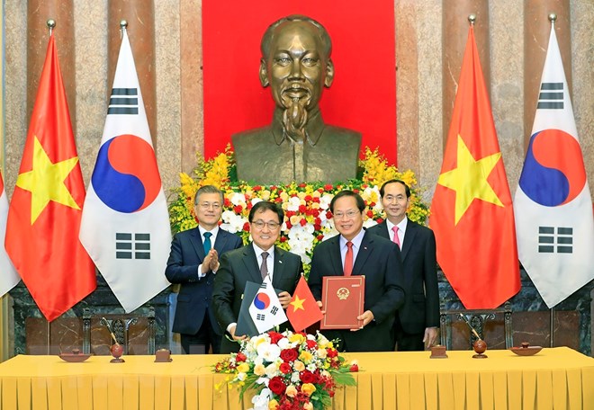 Chủ tịch nước Trần Đại Quang và Tổng thống Hàn Quốc Moon Jae-in chứng kiến lễ ký Bản ghi nhớ giữa Bộ Thông tin và Truyền thông Việt Nam với Bộ Khoa học, Công nghệ Thông tin và Truyền thông Hàn Quốc. (Ảnh: Nhan Sáng/TTXVN)
