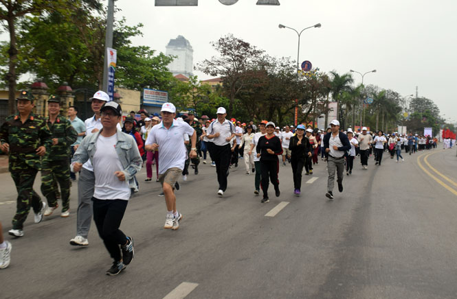 Các đại biểu cùng người dân tham gia đường chạy xung quanh khu vực hồ thành Đồng Hới sau lễ phát động “Ngày chạy Olympic vì sức khỏe toàn dân” năm 2018.