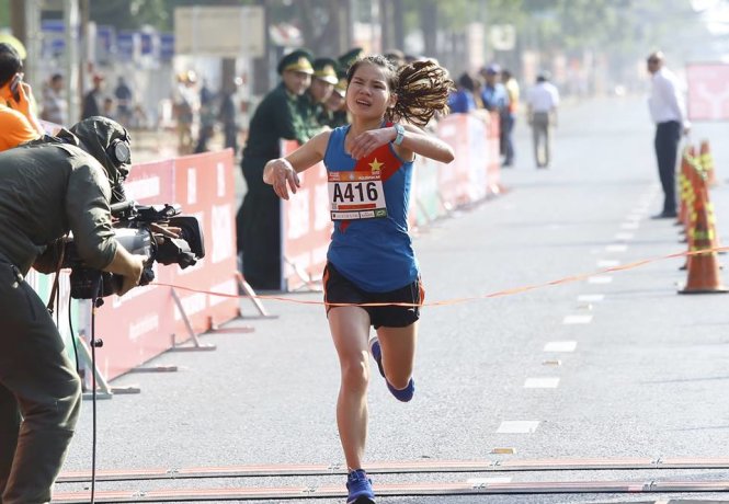 Lê Thị Thoa giành HCV marathon nữ tại Giải Việt dã và marathon toàn quốc 2018. Ảnh: NHƯ Ý