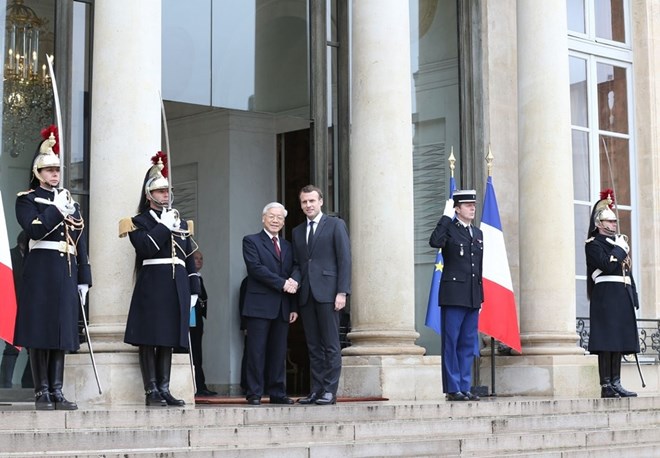 Tổng thống Cộng hòa Pháp Emmanuel Macron đón Tổng Bí thư Nguyễn Phú Trọng. (Ảnh: Trí Dũng/TTXVN)