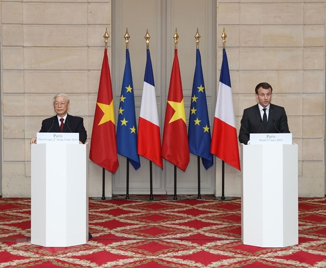 Tổng Bí thư Nguyễn Phú Trọng cùng Tổng thống Cộng hòa Pháp Emmanuel Macron phát biểu với báo chí. (Ảnh: Trí Dũng/TTXVN)
