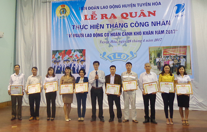 Các đoàn viên, người lao động huyện Tuyên Hóa được biểu dương trong năm 2017.