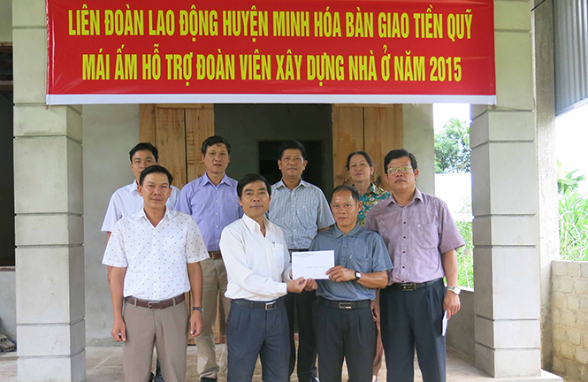 LĐLĐ huyện Minh Hóa đã hỗ trợ, xây dựng hàng chục ngôi nhà “Mái ấm công đoàn”.