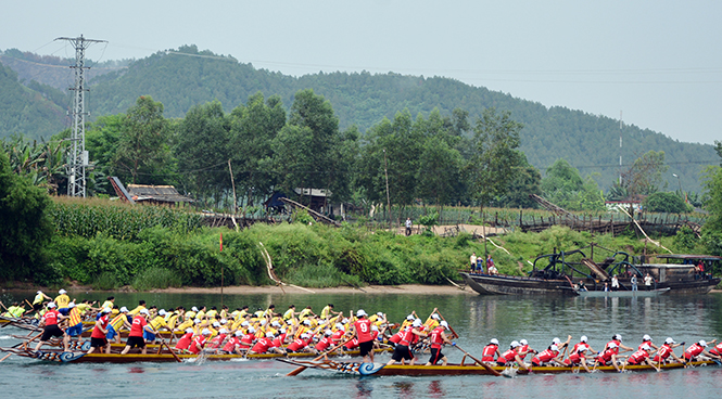 Lễ hội đua thuyền truyền thống trên sông Son luôn hấp dẫn, ấn tượng.