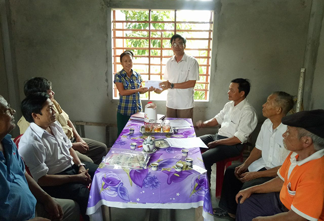 Ủy ban MTTQ Việt Nam huyện Lệ Thủy bàn giao nhà “Đại đoàn kết” cho hộ nghèo trên địa bàn.