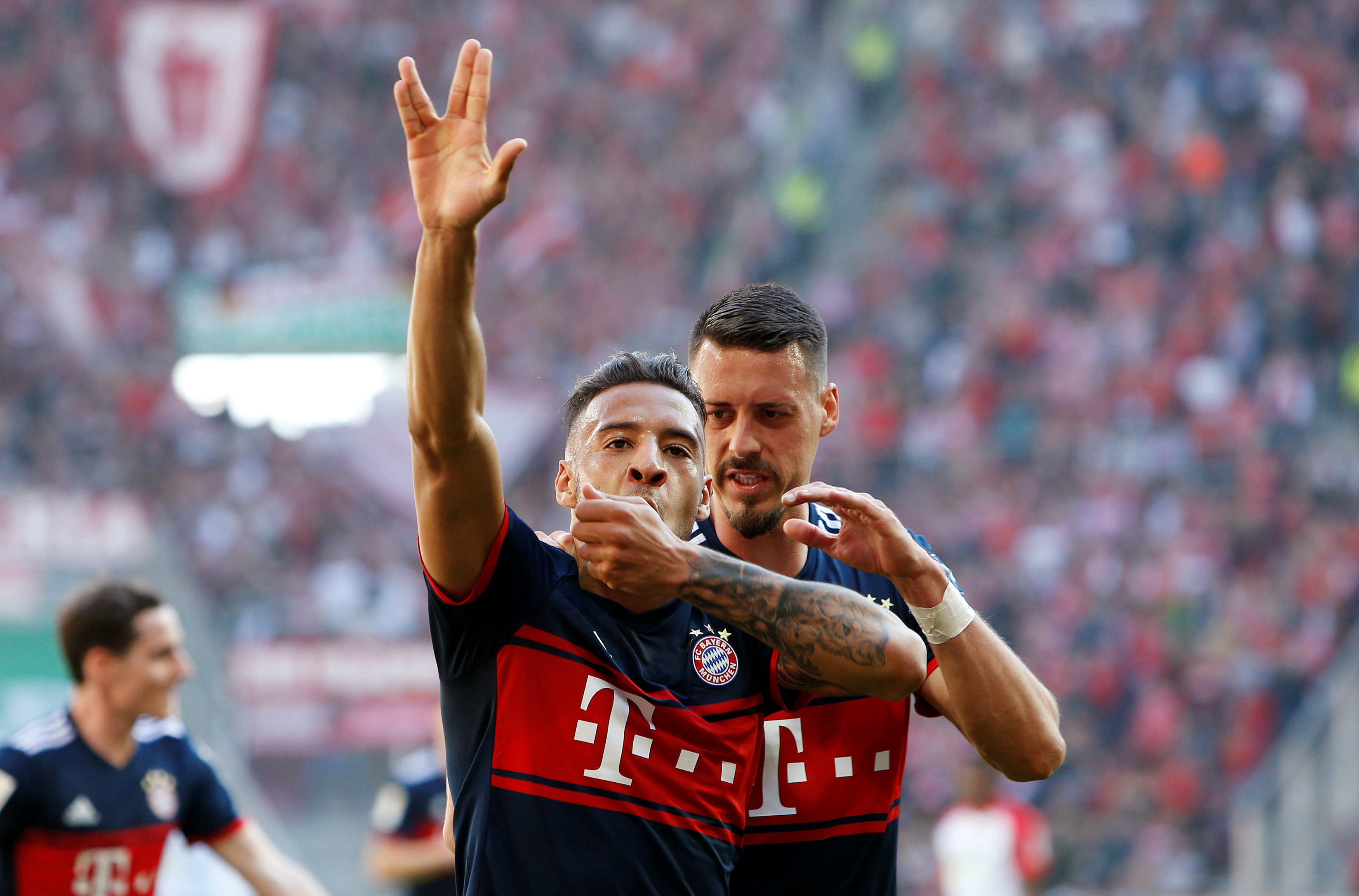 Tolisso ăn mừng bàn gỡ 1-1 cho B.M. Ảnh: REUTERS