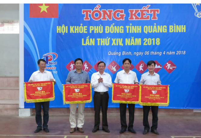 Đồng chí Đinh Quý Nhân, Tỉnh ủy viên, Giám đốc Sở Giáo dục - Đào tạo, Trưởng Ban tổ chức HKPĐ tỉnh Quảng Bình lần thứ XIV trao giải toàn đoàn cho khối các phòng GD-ĐT.