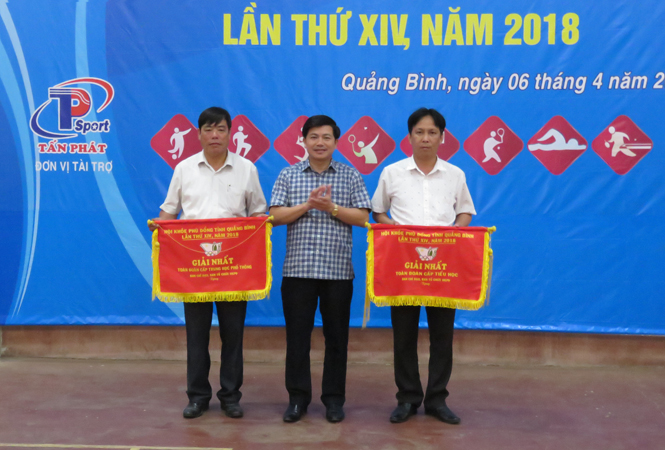 Đồng chí Trần Vũ Khiêm, Tỉnh ủy viên, Giám đốc Sở Văn Hóa - Thể thao trao giải Nhất toàn đoàn cho cấp Tiểu học, cấp THCS (thuộc về Phòng GD-ĐT Lệ Thủy) và cấp THPT (thuộc về Trường THPT Lệ Thủy).