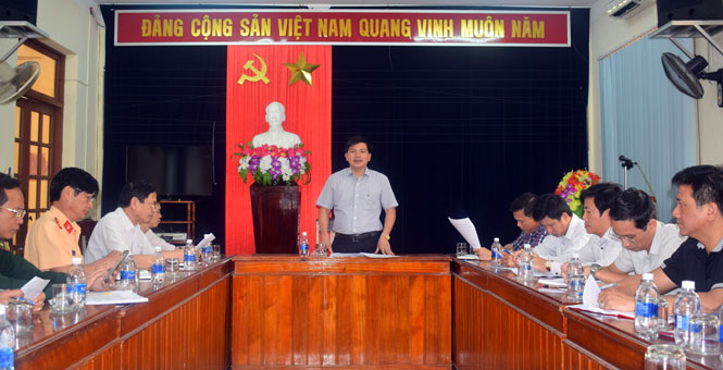 Đồng chí Trần Vũ Khiêm, Giám đốc Sở Văn hóa và Thể thao, Trưởng ban tổ chức giải đua thuyền truyền thống tỉnh Quảng Bình năm 2018 triển khai một số nội dung công việc liên quan đến công tác tổ chức giải.