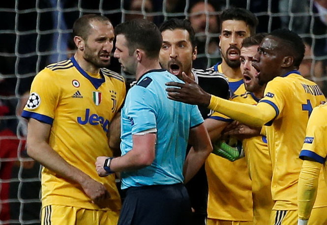 Các cầu thủ Juve phản đối sau khi trọng tài Michael Oliver cho Real Madrid hưởng quả 11m cuối trận. Ảnh: REUTERS