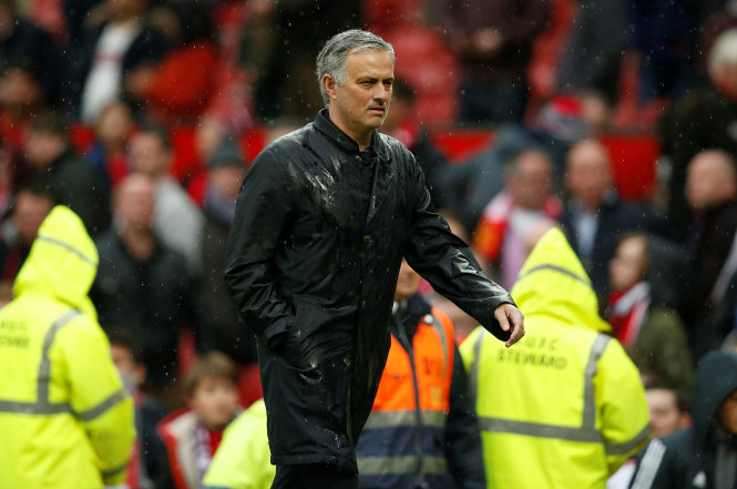 HLV Mourinho trong trận M.U thua West Brom 0-1. Ảnh: REUTERS