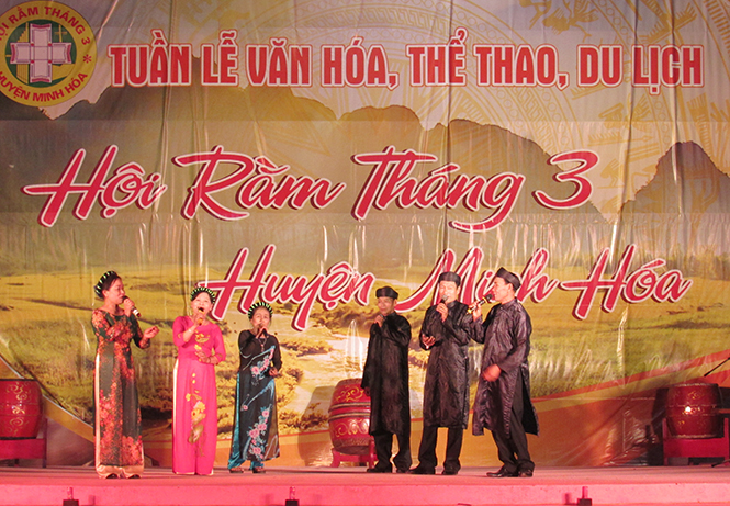 Tuần lễ Văn hóa-Thể thao-Du lịch và Hội Rằm tháng Ba Minh Hóa đặc sắc với chương trình nghệ thuật truyền thống.