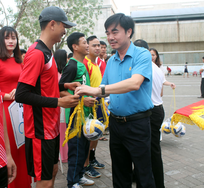Ban tổ chức trao cờ lưu niệm cho các đội bóng tham dự giải