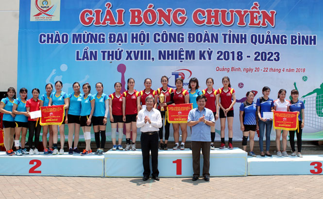 Ban tổ chức trao giải nhất, nhì, ba cho các đội bóng chuyền nữ