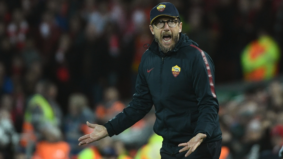 HLV Di Francesco chỉ đạo các cầu thủ Roma trong trận đấu với Liverpool. Ảnh: GETTY IMAGES