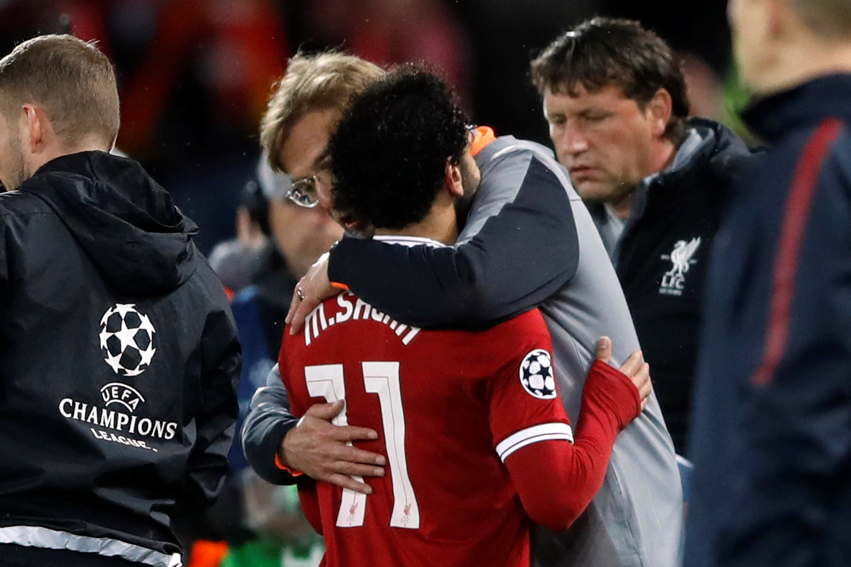 HLV Klopp ôm Salah sau khi cầu thủ này rời sân. Ảnh: REUTERS