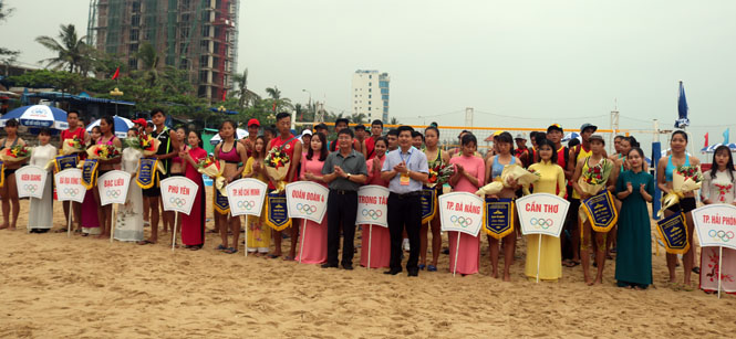 Đại diện lãnh đạo tặng cờ lưu niệm cho các đội tham gia Tour I Giải vô địch bóng chuyền bãi biển toàn quốc 2018