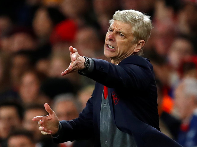 HLV Wenger trong trận Arsenal hòa Atletico Madrid 1-1. Ảnh: REUTERS