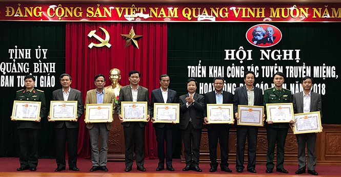 Đồng chí Trưởng ban Tuyên giáo Cao Văn Định tặng giấy khen cho các cá nhân tiêu biểu, đạt thành tích xuất sắc công tác tuyên truyền miệng, hoạt động báo cáo viên năm 2017