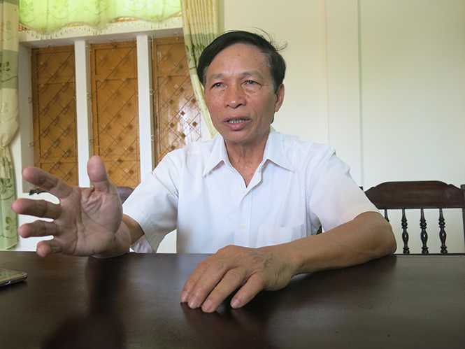 Ông Võ Văn Khinh đang kể lại khoảng khắc tấn công vào Dinh Độc Lập ngày 30- 4- 1975.Ảnh 2. Một kênh mương nội đồng của HTX Thượng Phong đầu tư xây dựng, phục vụ cho sản xuất nông nghiệp.
