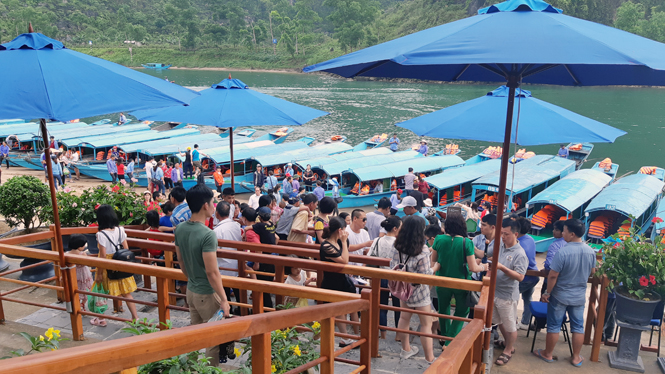 Rất đông du khách đến tham quan tại khu vực Phong Nha-Kẻ Bàng trong dịp lễ 30-4 (ảnh Trung tâm Du lịch Phong Nha-Kẻ Bàng cung cấp)