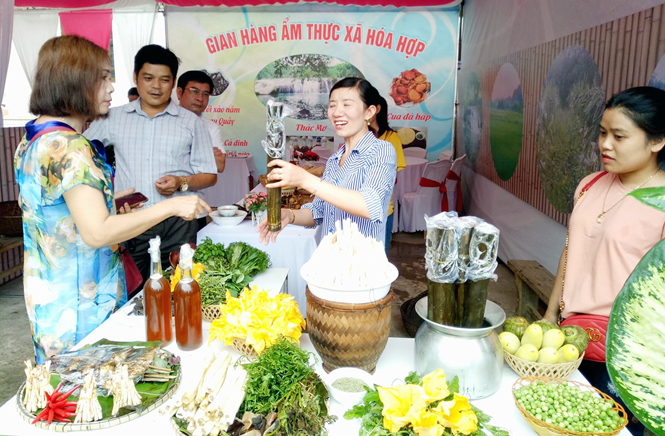 Các gian hàng ẩm thực tại Hội Rằm tháng ba Minh Hoá được nhiều du khách yêu thích, tham gia.