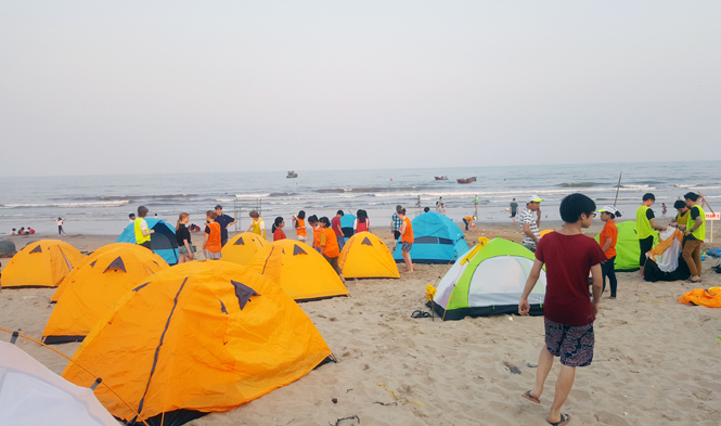 Dịch vụ ngủ lều trên biển Nhật Lệ do Công ty TNHH Thông tin và Du lịch Netin được nhiều du khách lựa chọn.