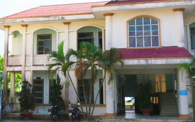 Cho phép con gái treo biển quảng cáo tại công sở, Chủ tịch phường Quảng Phúc bị phê bình