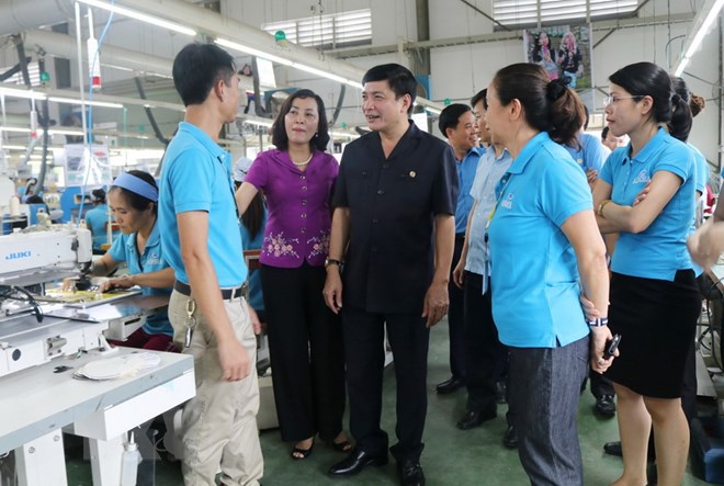 Chủ tịch Tổng Liên đoàn Lao động Việt Nam Bùi Văn Cường thăm công nhân Ninh Bình, tháng 9/2017. (Ảnh: Ninh Đức Phương/TTXVN)