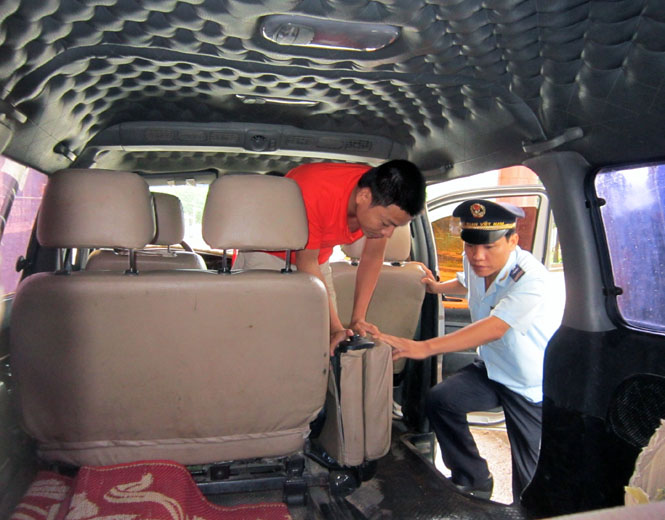 Cán bộ hải quan tại Chi cục Hải quan cửa khẩu Cha Lo kiểm tra phương tiện, hàng hóa trước khi thông quan.