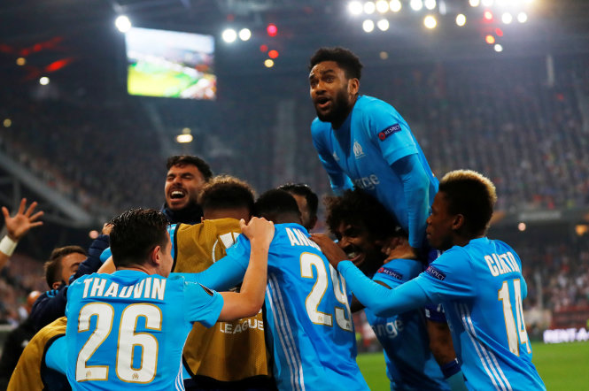 Các cầu thủ Marseille ăn mừng tấm vé vào chung kết Europa League. Ảnh: REUTERS