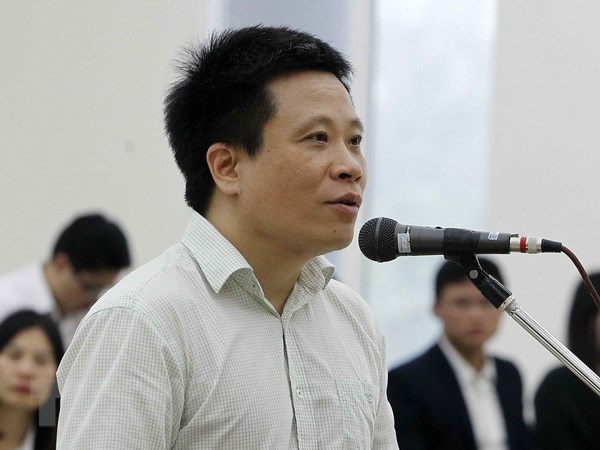 Bị cáo Hà Văn Thắm, nguyên Chủ tịch Hội đồng quản trị OceanBank tự bào chữa tại phiên tòa. (Ảnh: Văn Điệp/TTXVN)