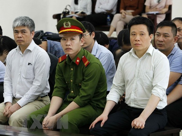 Bị cáo Hà Văn Thắm (bên phải) và bị cáo Nguyễn Xuân Sơn (bên trái), nguyên Tổng giám đốc Oceanbank tại phiên tòa. (Ảnh: Văn Điệp/TTXVN)