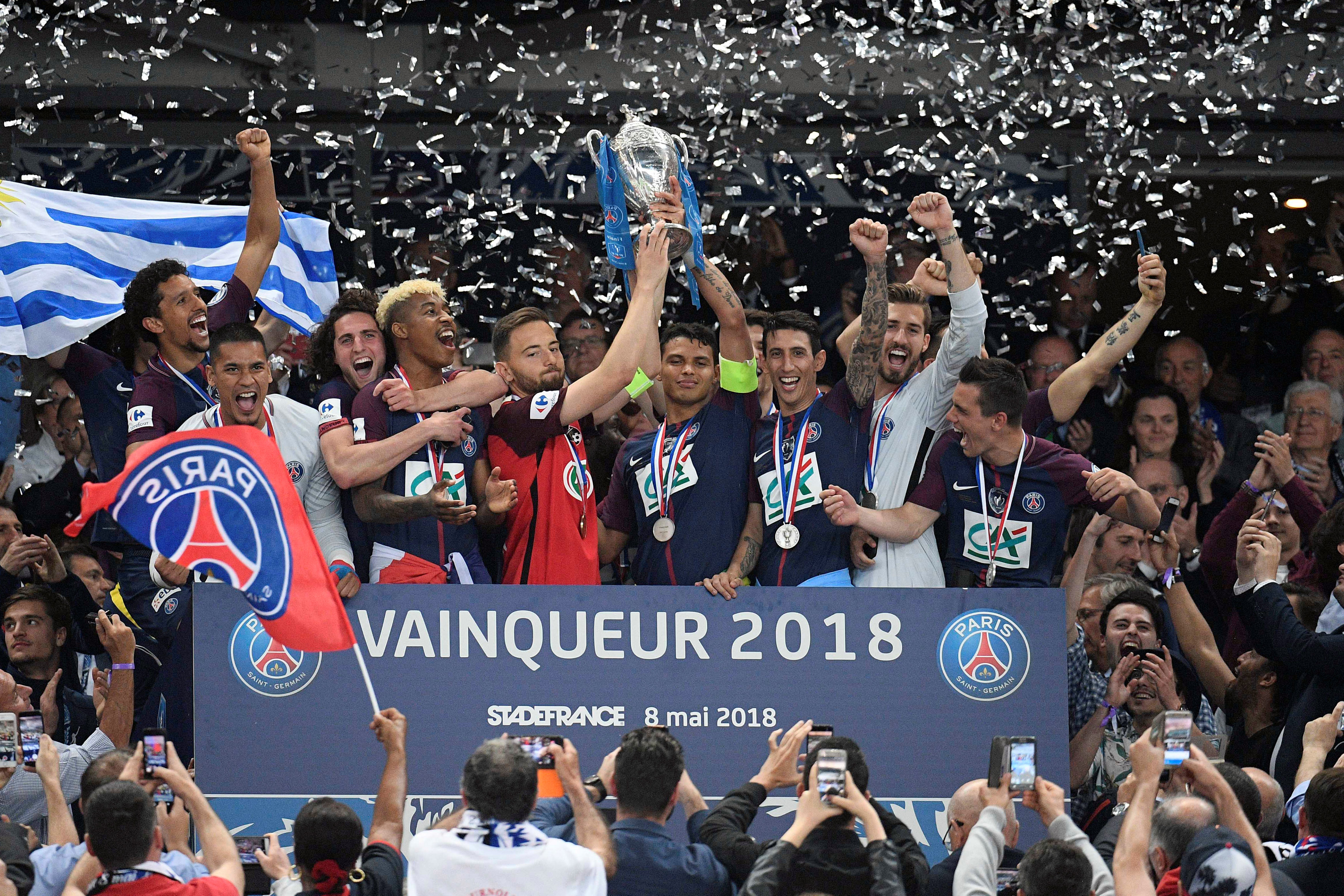 PSG giơ cao Cúp quốc gia Pháp trên sân Stade de France. Ảnh: REUTERS