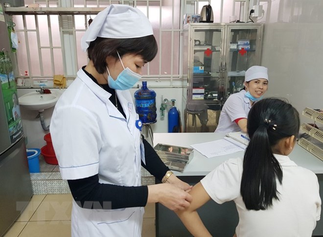 Tiêm phòng bệnh dại cho bệnh nhân bị chó cắn tại Trung tâm kiểm soát bệnh tật Thái Nguyên. (Ảnh: Hoàng Nguyên/TTXVN)