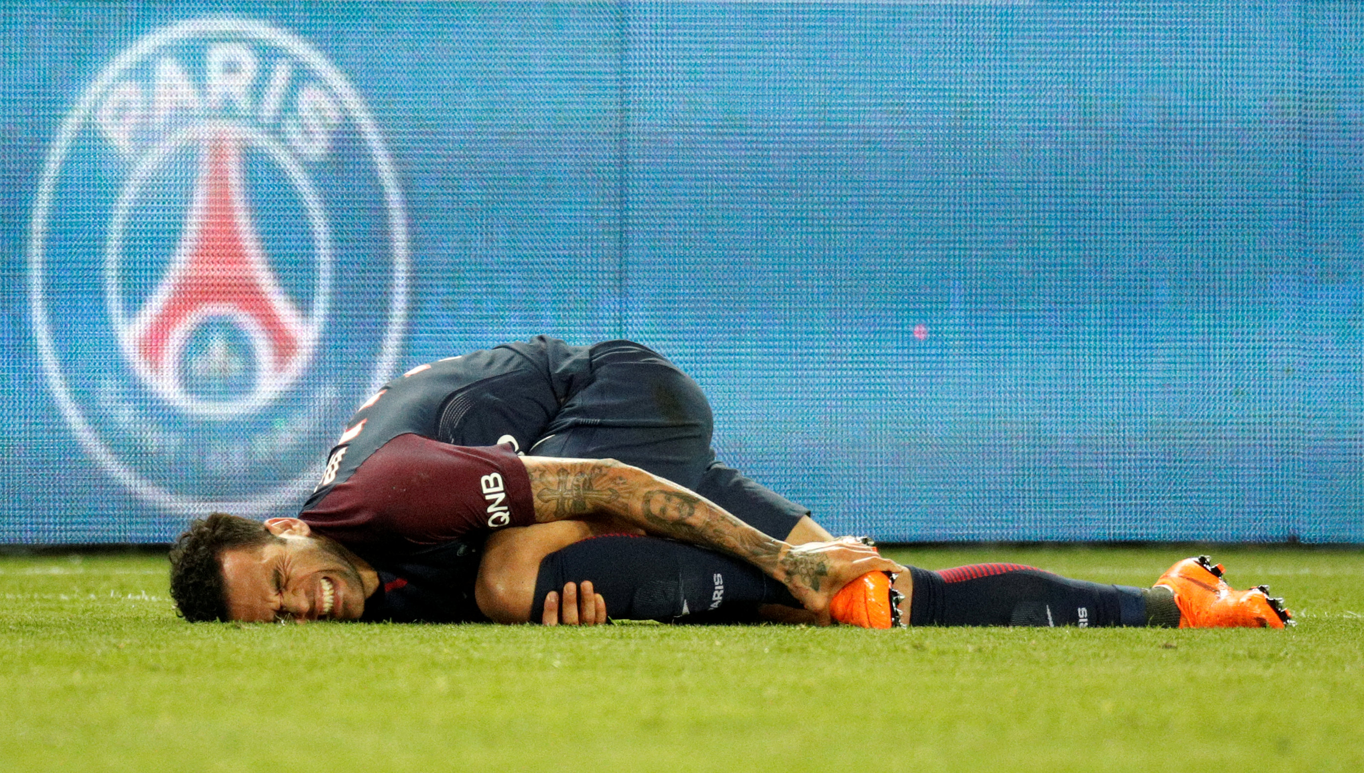 Alves nghỉ thi đấu 3 tuần vì chấn thương. Ảnh: REUTERS