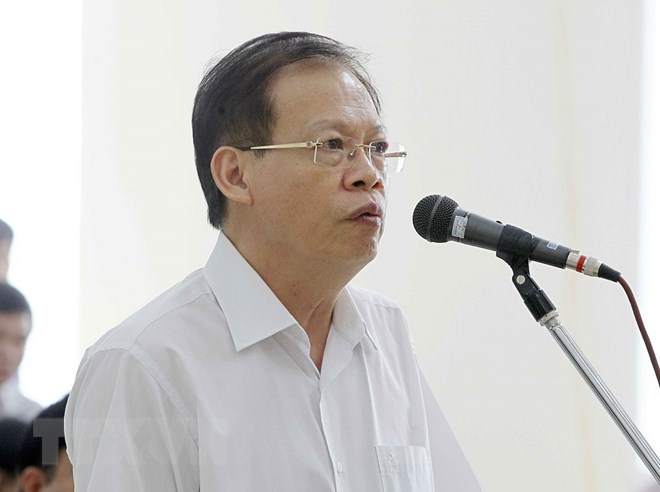 Bị cáo Phùng Đình Thực, nguyên Tổng Giám đốc PVN trả lời trước Hội đồng xét xử. (Ảnh: Văn Điệp/TTXVN)