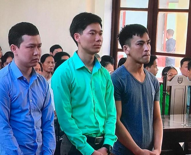 Bác sỹ Lương (ở giữa) trong phiên tòa xét xử sơ thẩm ngày 7-7 đã được hoãn. (Ảnh: PV/Vietnam+)