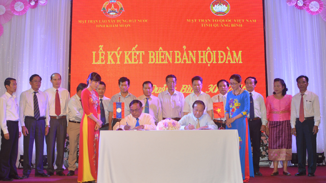 Đại diện Mặt trận hai tỉnh Quảng Bình - Khăm Muộn ký kết biên bản hợp tác cùng hỗ trợ lẫn nhau trong công tác mặt trận nói riêng và thúc đẩy phát triển nền kinh tế-xã hội giữa hai tỉnh nói chung.