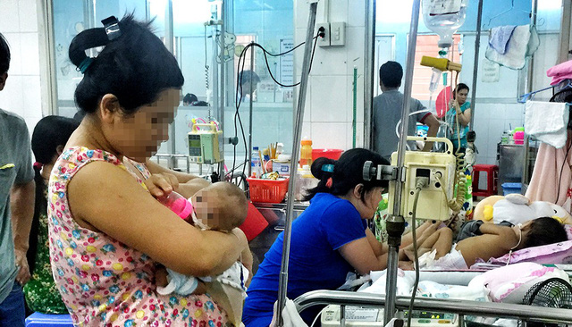 Trẻ em nằm điều trị tại khoa tiêu hóa Bệnh viện Nhi đồng 1, TP.HCM - Ảnh: Hữu Khoa