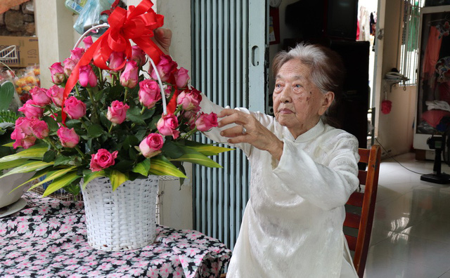 Ngoài việc chăm sóc sức khỏe thể chất, bà Ngô Thị Hai rất chú trọng đến sức khỏe tinh thần. Trong ảnh: bà đang sửa soạn lẵng hoa trước khi đến Bệnh viện Đại học Y dược (TP.HCM) chúc mừng Ngày quốc tế điều dưỡng - Ảnh: XUÂN MAI