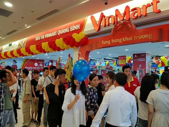 Người dân xếp hàng chờ vào thăm quan mua sắm tại VinMart Quảng Bình trong ngày khai trương