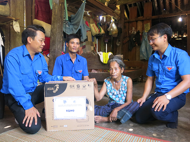 Tặng quà cho người già có hoàn cảnh khó khăn trong bản Hang Chuồn