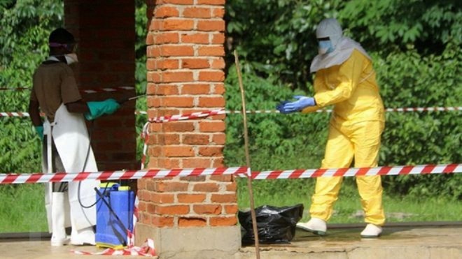 Nhân viên y tế phun thuốc khử trùng tại khu vực cách ly sau khi phát hiện trường hợp nhiễm virus Ebola ở Cộng hòa Dân chủ Congo. (Nguồn: Reuters/TTXVN)